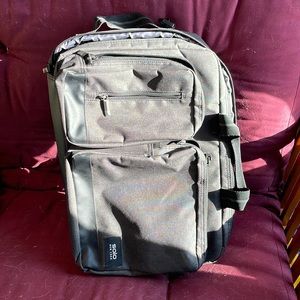 Computer bag/back pack with attachable crossbody strap.
